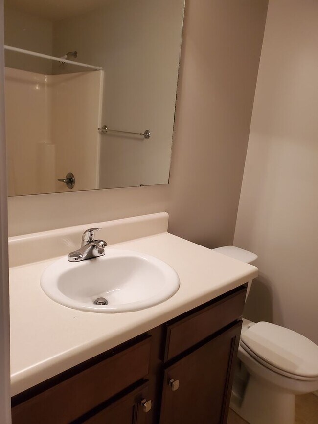 Building Photo - Beautiful Townhome 3 bed/2.5bath