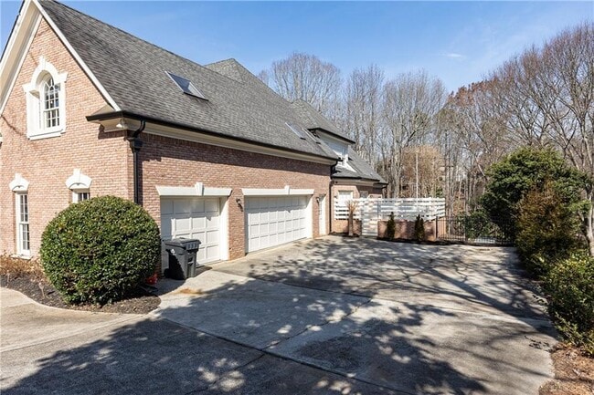 Building Photo - 9360 Nesbit Lakes Dr