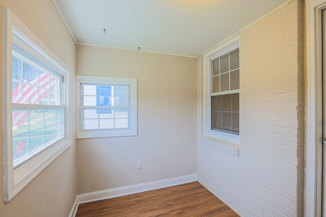 Building Photo - 1154 Elm Rd