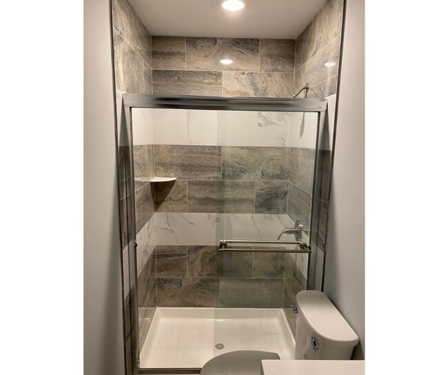 Building Photo - 4319 Kenwood Ave