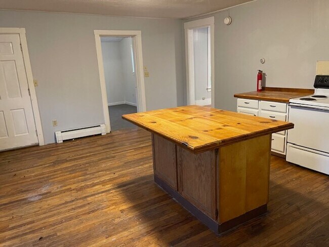 Building Photo - 18 Central St