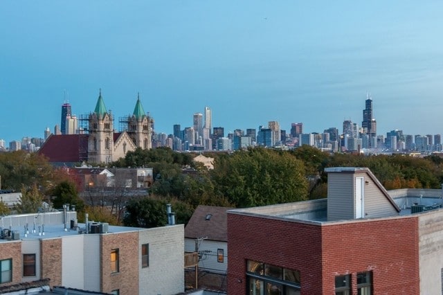 Building Photo - 1452 W Fullerton Ave