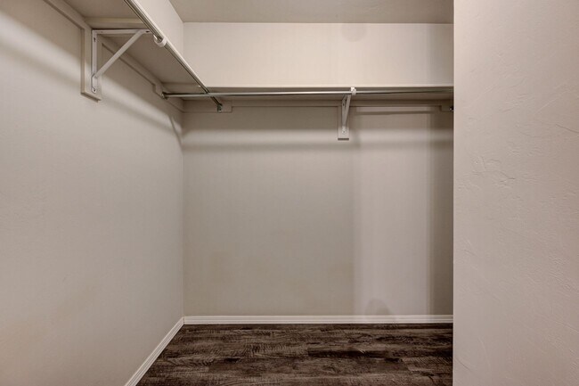 Building Photo - Beautiful 4BD/2BTH with a 2 car garage in ...