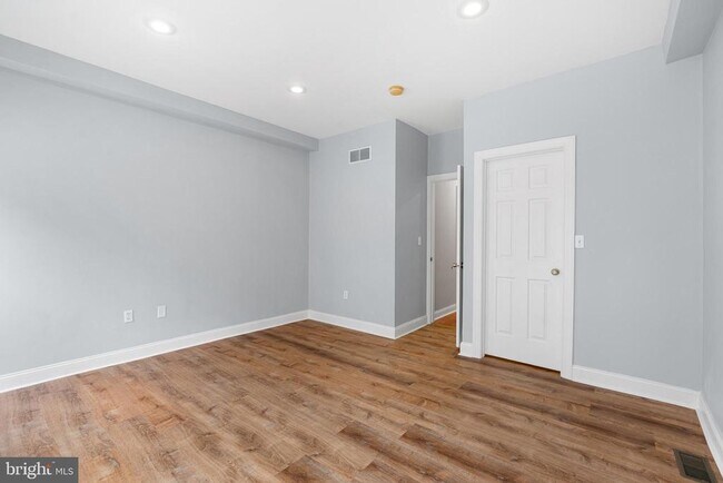 Building Photo - 2339 Catharine St