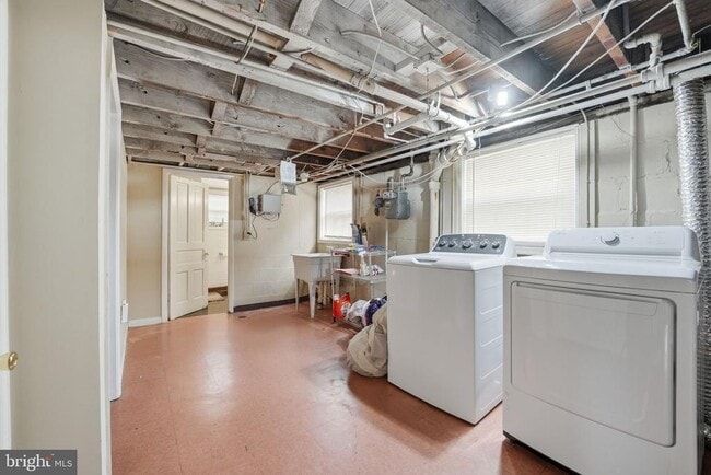 Building Photo - 524 N Kenmore St