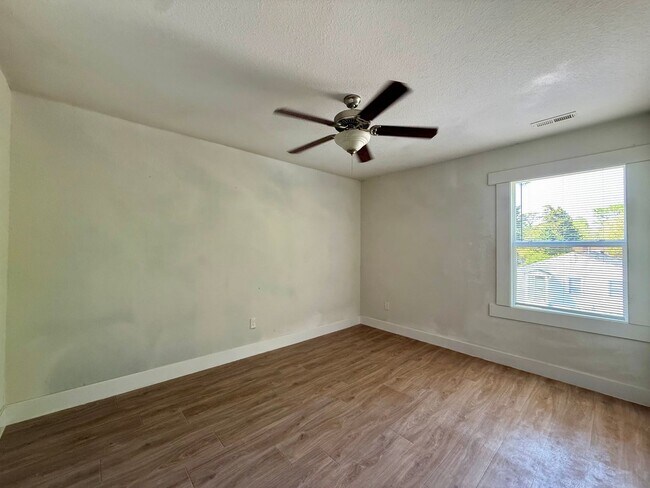 Building Photo - Newer-build Norfolk Home on Corner Lot