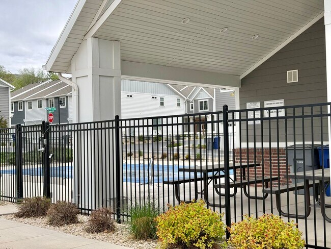 Building Photo - Gorgeous Like-New Townhome