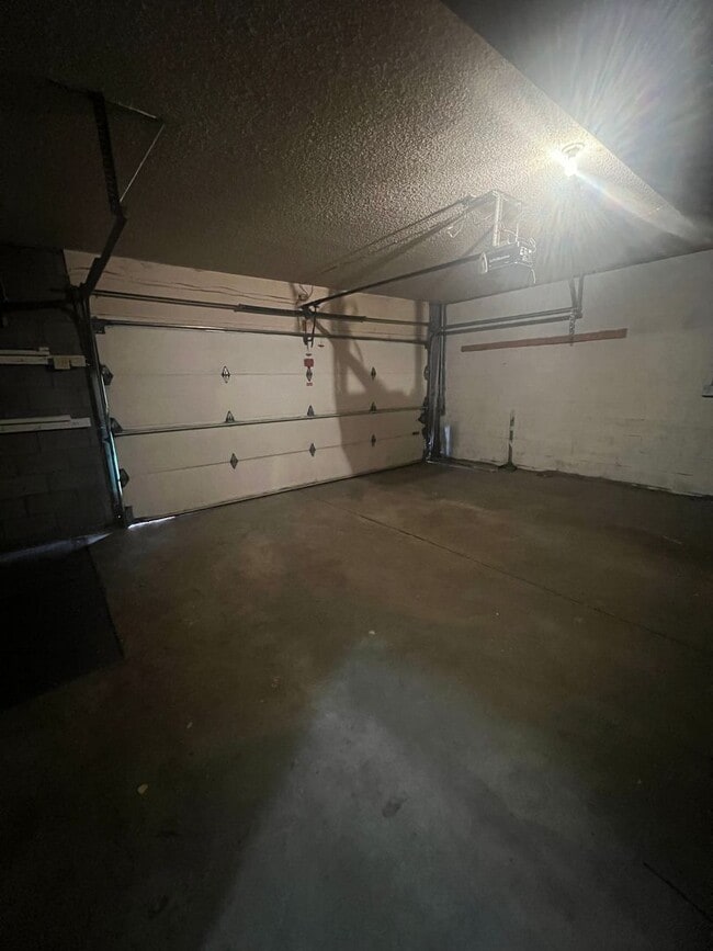 Building Photo - NEW CARPET NEW PAINT! Large 3 Bed/2 Bath H...