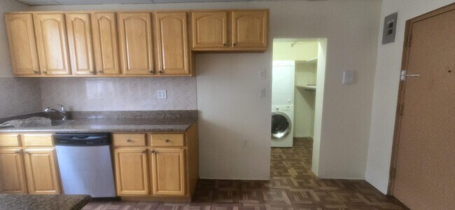 Building Photo - 1614 Summit Ave