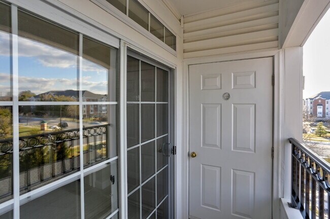 Building Photo - 2BD/2BA Fabulous River Hill Condo