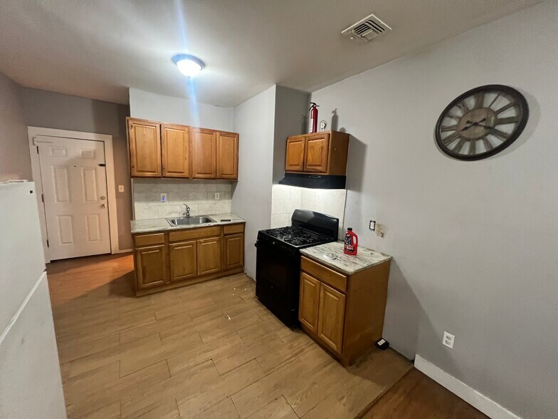 Kitchen - 162 Hickory St