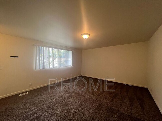 Building Photo - 267 W Center St