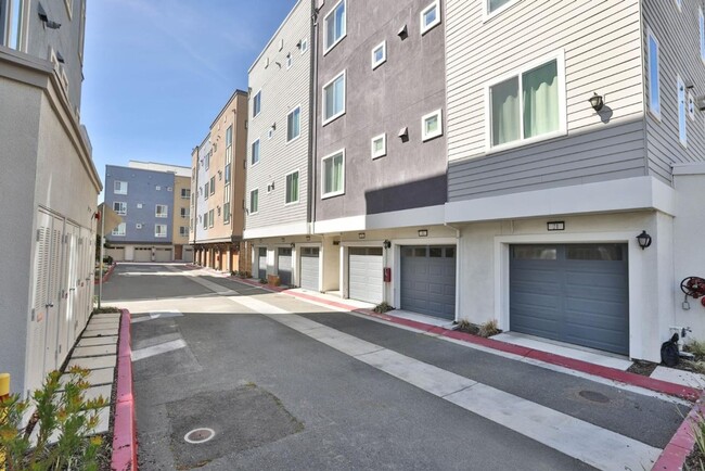 Building Photo - Milpitas Penthouse Condo 2 bed / 2 bath, m...