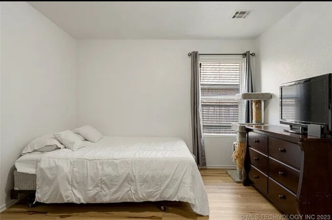 Building Photo - 4 Bed 2 Bath, 3 Car Garage