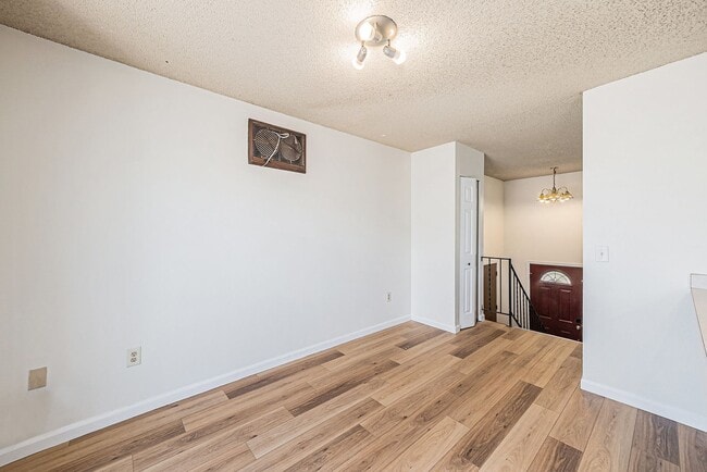 Building Photo - Spacious 3BD 2 Bath Home