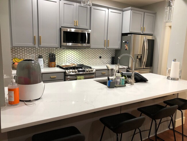 Building Photo - 3 Bed, 2.5 Bath Tigard Home with Entertain...
