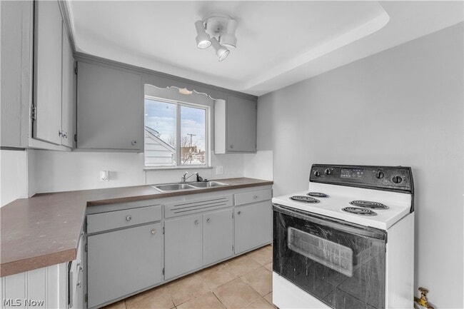 Building Photo - 10725 Vernon Ave