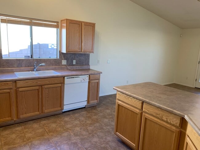 Building Photo - 4BD/2BA/2CG 1900 sf in Canyon de Flores subdivision, Sierra Vista, AZ