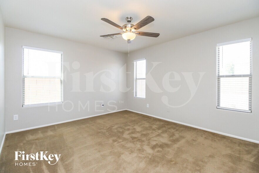 Building Photo - 1742 E Leslie Ave