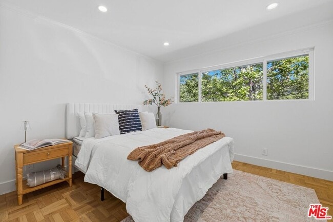 Building Photo - 864 Bienveneda Ave