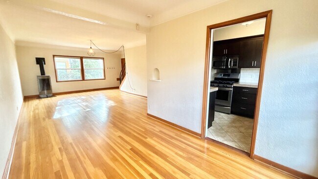 Building Photo - Modern Comfort in the Heart of Hosford Abernethy!