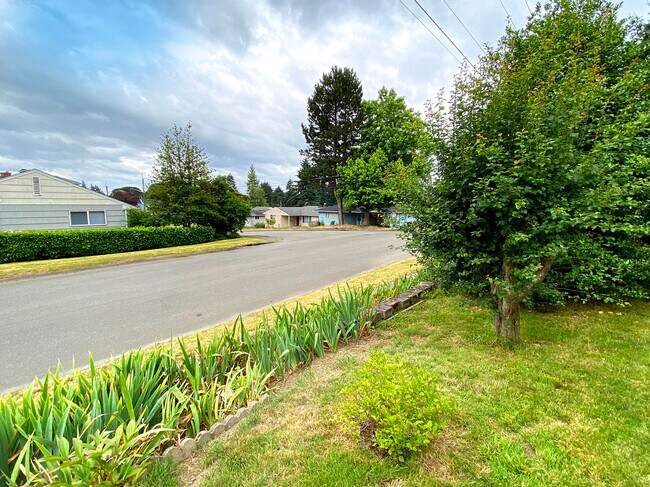 Building Photo - 835 S 76th St