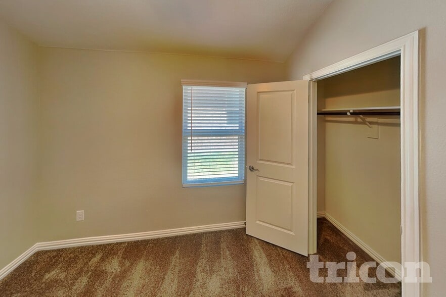 Building Photo - 275 Sunshine Ln