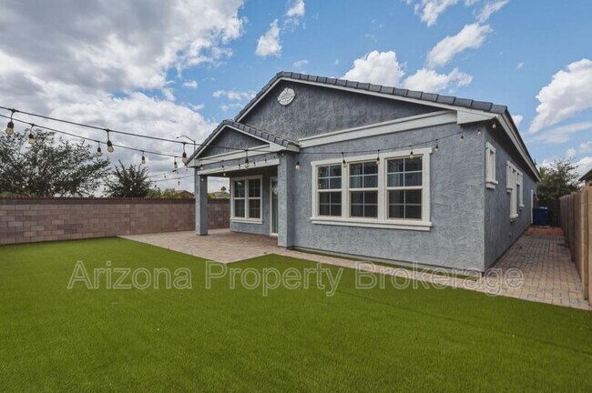 Building Photo - 2747 S Wildrose