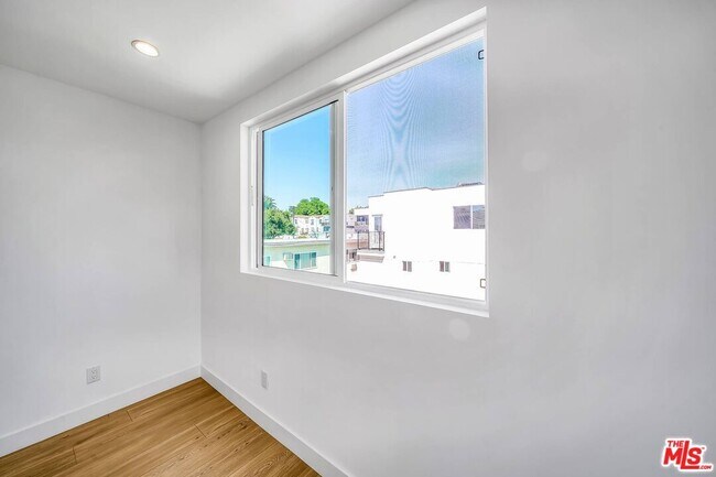 Building Photo - 227 S Park View St