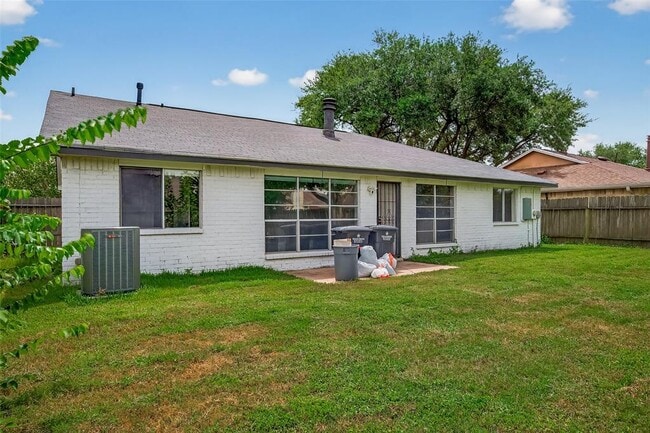 Building Photo - 10606 Forest Leaf Dr