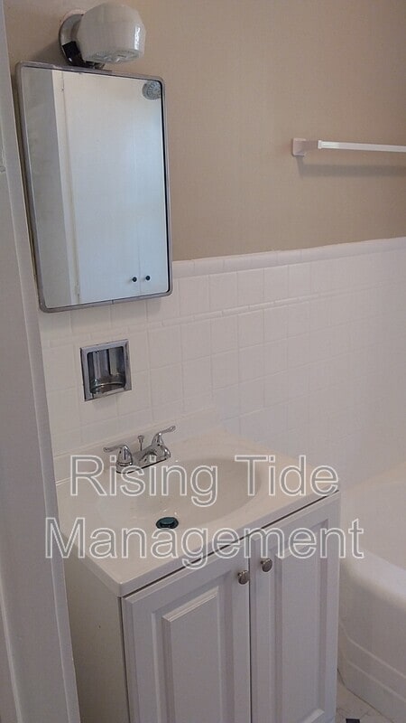 Building Photo - 123 Vines Ave