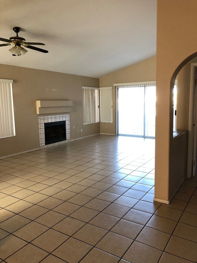 Building Photo - MUST SEE 1 BEDROOM HOME!