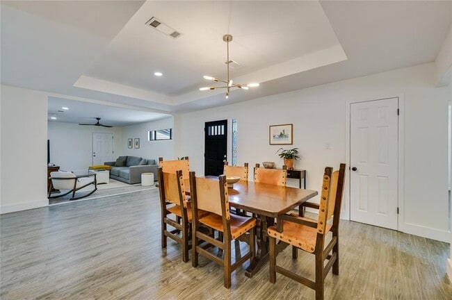 Building Photo - 10104 Oak Hollow Cir