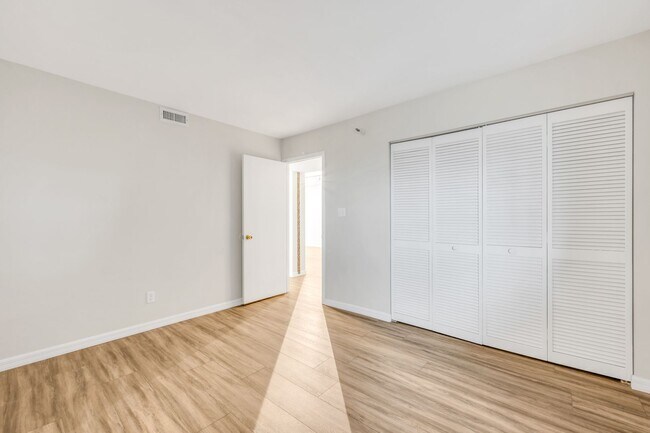 Building Photo - Updated 2-Bedroom Condo Near the Riverwalk