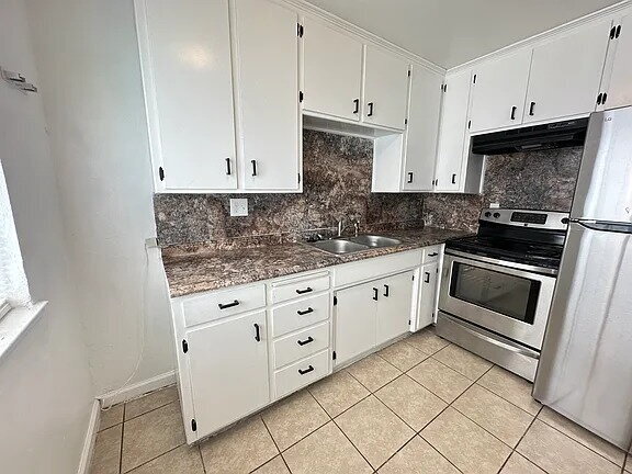 Building Photo - Fresh interior paint, new lighting fixtures, large living room, hall with laundry hook ups.
