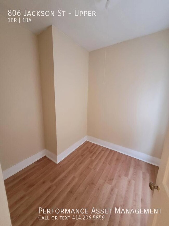 Building Photo - Cozy 1BR upper with balcony in Racine