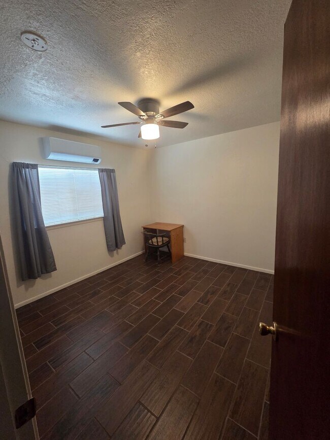 Building Photo - Close in West Side 2 bedroom 1.75/ba 1/cg