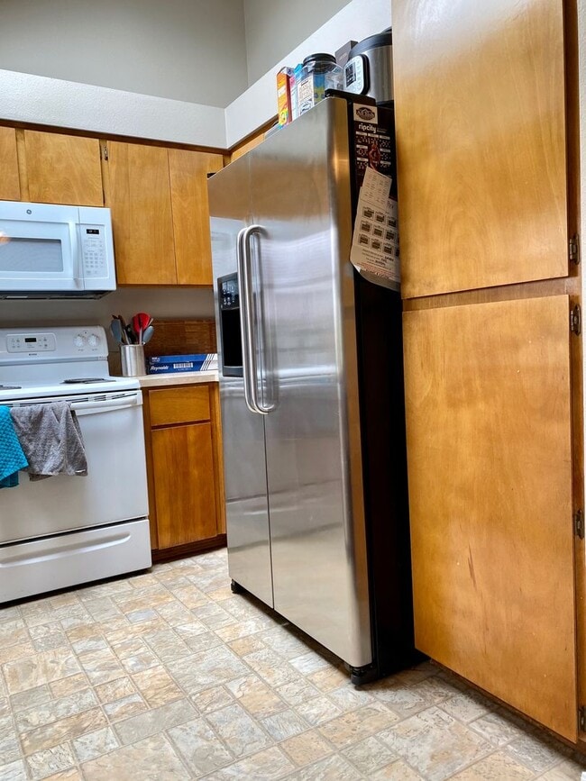 Building Photo - Lovely updated Bethany home