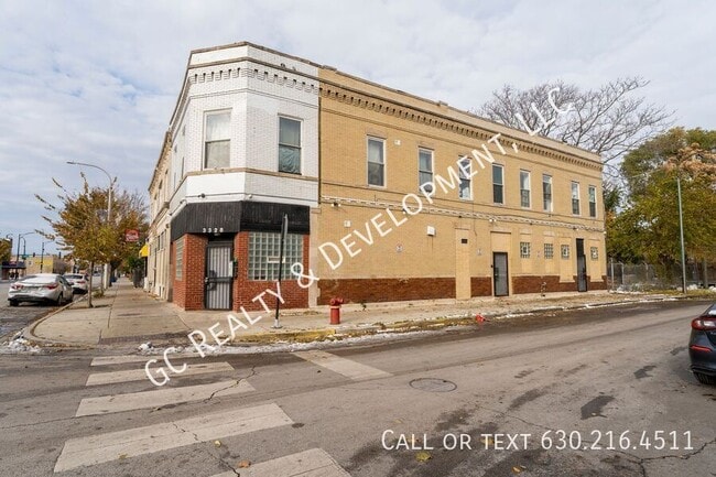 Primary Photo - 3328 W Chicago Ave
