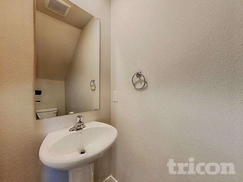 Building Photo - 3119 Gilbert Garden