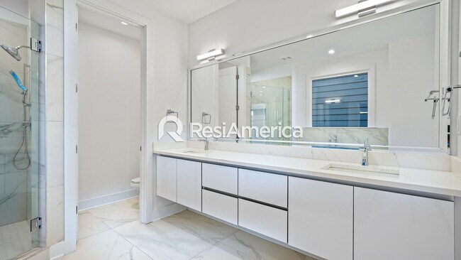 Building Photo - 2024 Construction - Modern 4 bedroom home in Downtown Memphis!!