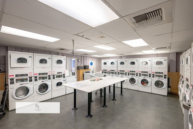 Building Photo - Modern 2-Bedroom Condo with Premium Amenities in Los Angeles