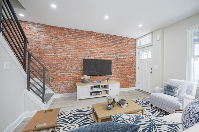 Building Photo - 1335 S Stanley St