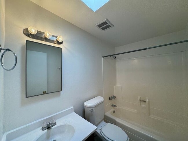 Building Photo - 2Bdm 1 Bath, Washer/Dryer Hookups, Will no last long!