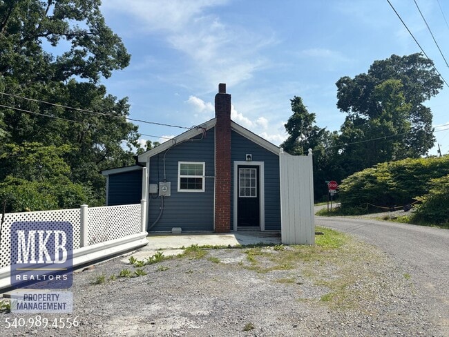 Building Photo - 812 Montvue Rd