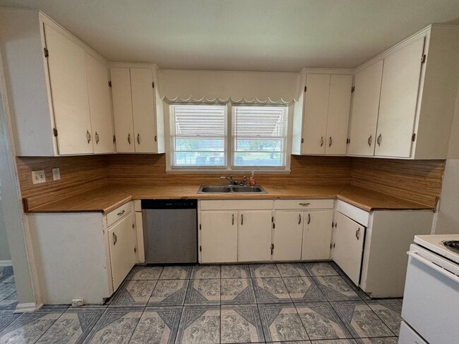 Building Photo - 3/1 House in West Rome with bonus room- $1...
