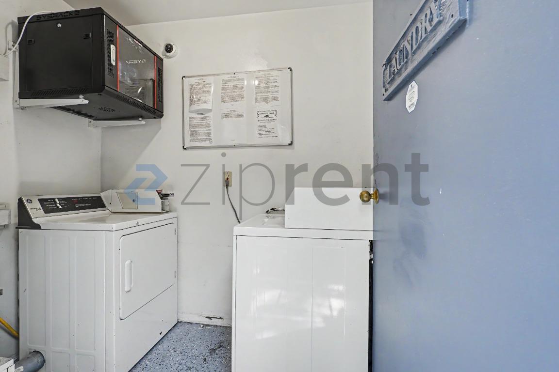 Building Photo - Unit