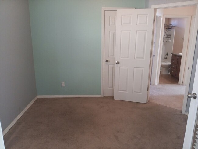 Building Photo - 3 Bedroom, 2 Bathroom Home! Schedule a Showing Today!