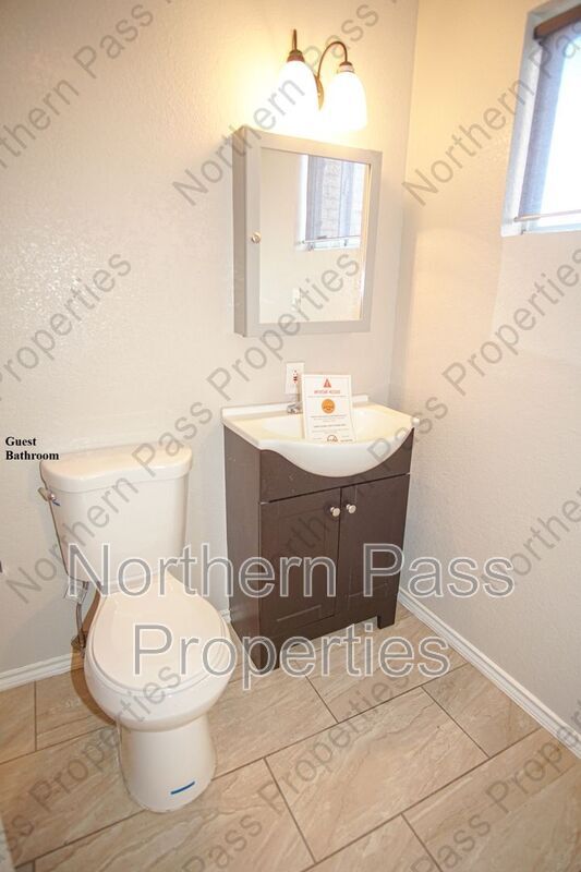 Building Photo - 1025 E Eighth