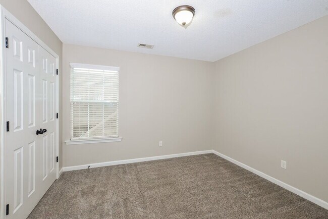 Building Photo - 7868 Ridgedale Dr